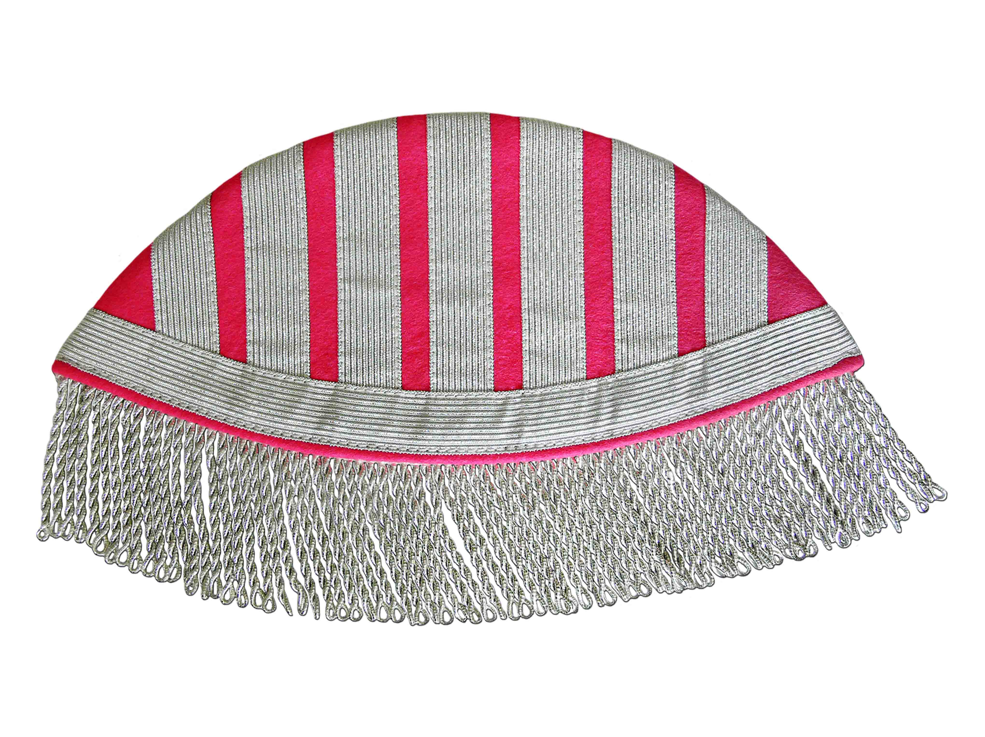 Trecce e frange a cordella color argento su feltro color carminio.